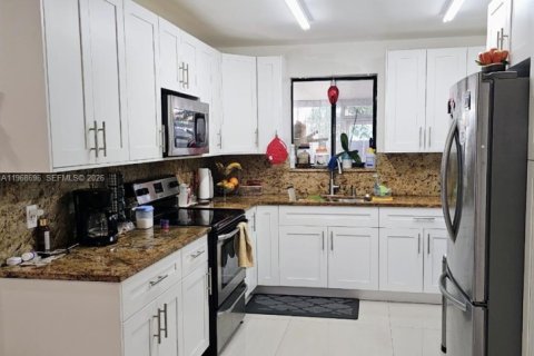 House in Miami, Florida 3 bedrooms, 161.65 sq.m. № 2030982 - photo 8