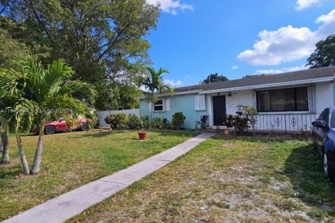 House in Miami, Florida 3 bedrooms, 161.65 sq.m. № 2030982 - photo 2