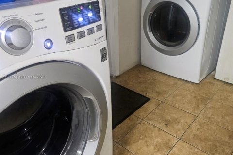 House in Miami, Florida 3 bedrooms, 161.65 sq.m. № 2030982 - photo 14