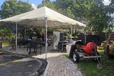 House in Miami, Florida 3 bedrooms, 161.65 sq.m. № 2030982 - photo 12