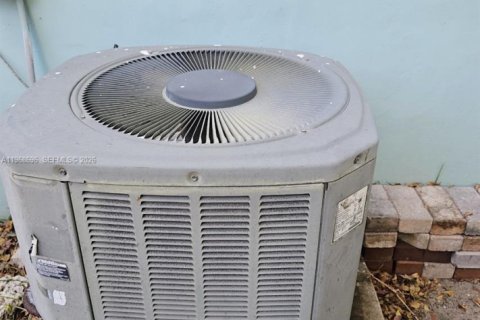 House in Miami, Florida 3 bedrooms, 161.65 sq.m. № 2030982 - photo 13