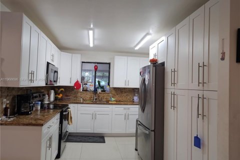 House in Miami, Florida 3 bedrooms, 161.65 sq.m. № 2030982 - photo 9