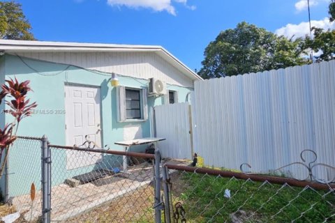 House in Miami, Florida 3 bedrooms, 161.65 sq.m. № 2030982 - photo 3