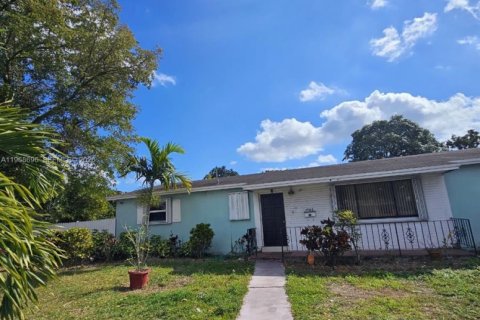 House in Miami, Florida 3 bedrooms, 161.65 sq.m. № 2030982
