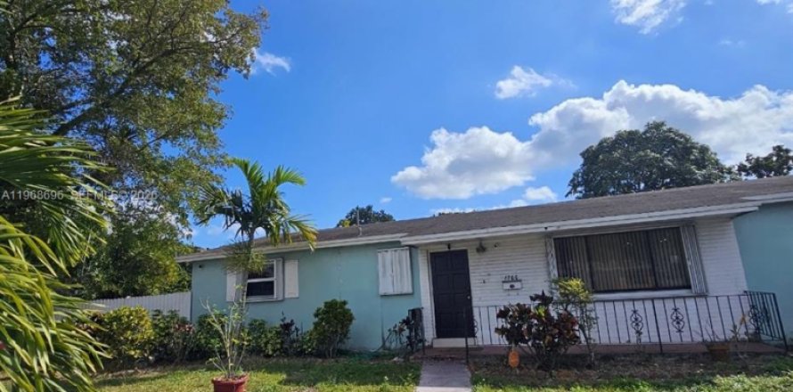 House in Miami, Florida 3 bedrooms, 161.65 sq.m. № 2030982