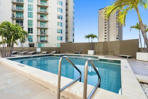 Condominio en venta en Miami, Florida, 1 dormitorio, 78.5 m2 № 1888893 - foto 18