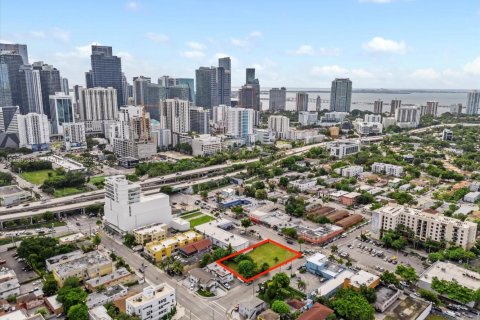 Commercial property in Miami, Florida № 1959693 - photo 1