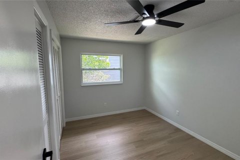 House in Spring Hill, Florida 4 bedrooms, 134.52 sq.m. № 2388135 - photo 12