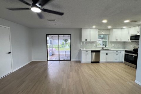 House in Spring Hill, Florida 4 bedrooms, 134.52 sq.m. № 2388135 - photo 4
