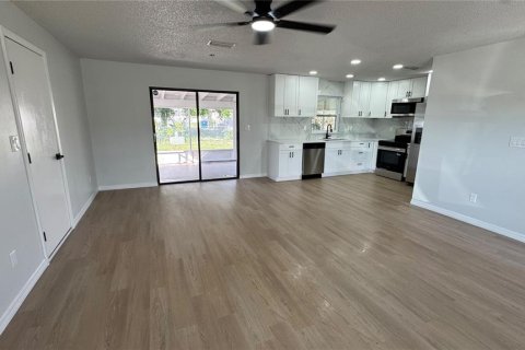 House in Spring Hill, Florida 4 bedrooms, 134.52 sq.m. № 2388135 - photo 5