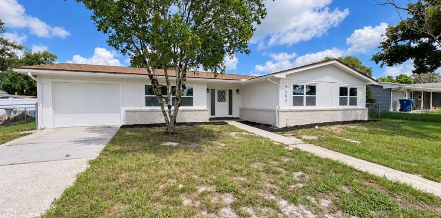 House in Spring Hill, Florida 4 bedrooms, 134.52 sq.m. № 2388135