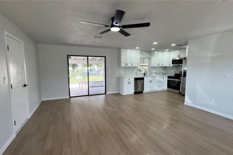 House in Spring Hill, Florida 4 bedrooms, 134.52 sq.m. № 2388135 - photo 6