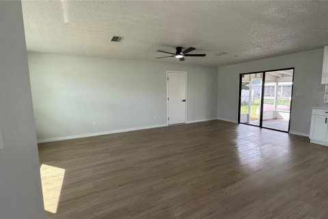 House in Spring Hill, Florida 4 bedrooms, 134.52 sq.m. № 2388135 - photo 7