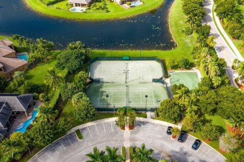 House in Wellington, Florida 4 bedrooms, 259.48 sq.m. № 1101998 - photo 1