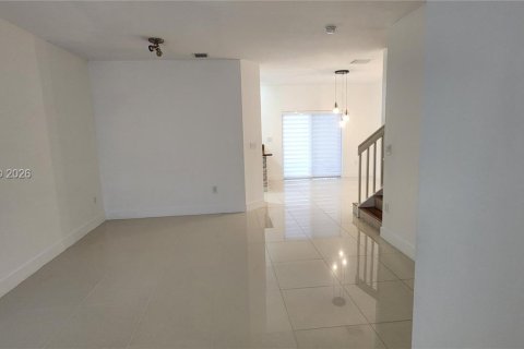 Снять в аренду таунхаус в Катлер-Бей, Флорида 3 спальни, 131.55м2, № 2051996 - фото 3