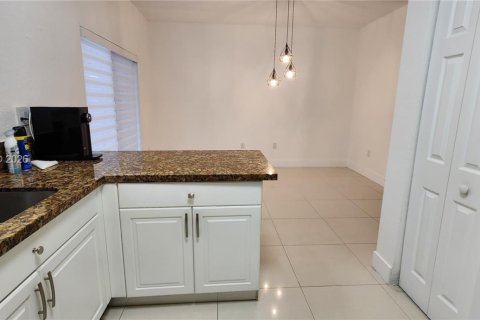 Снять в аренду таунхаус в Катлер-Бей, Флорида 3 спальни, 131.55м2, № 2051996 - фото 5