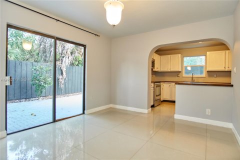 Commercial property in Fort Lauderdale, Florida 260.68 sq.m. № 2024839 - photo 6