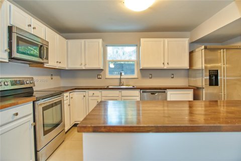 Commercial property in Fort Lauderdale, Florida 260.68 sq.m. № 2024839 - photo 8