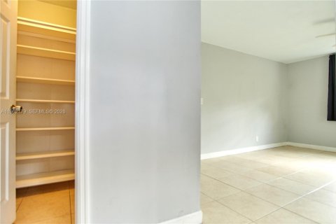 Commercial property in Fort Lauderdale, Florida 260.68 sq.m. № 2024839 - photo 26