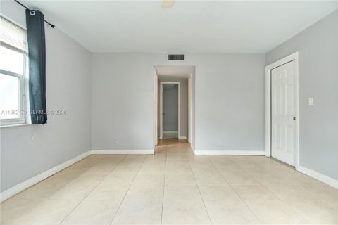 Commercial property in Fort Lauderdale, Florida 260.68 sq.m. № 2024839 - photo 12