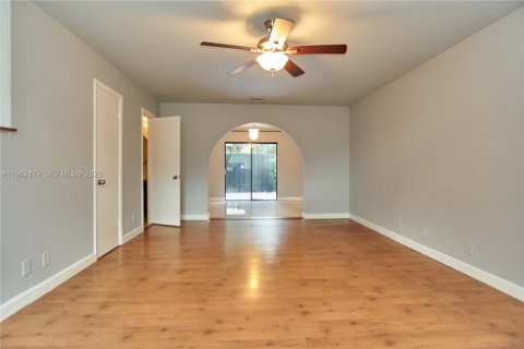 Commercial property in Fort Lauderdale, Florida 260.68 sq.m. № 2024839 - photo 24