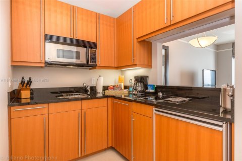 Condominio en alquiler en Miami, Florida, 1 dormitorio, 91.32 m2 № 1937595 - foto 8