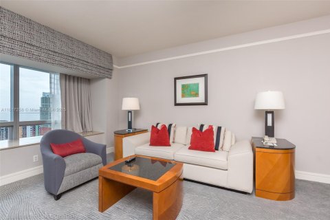 Condominio en alquiler en Miami, Florida, 1 dormitorio, 91.32 m2 № 1937595 - foto 3