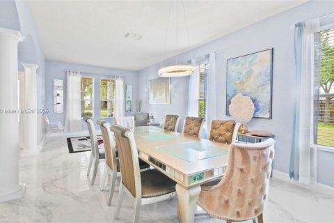 House in Davenport, Florida 5 bedrooms, 299.24 sq.m. № 1834457 - photo 7