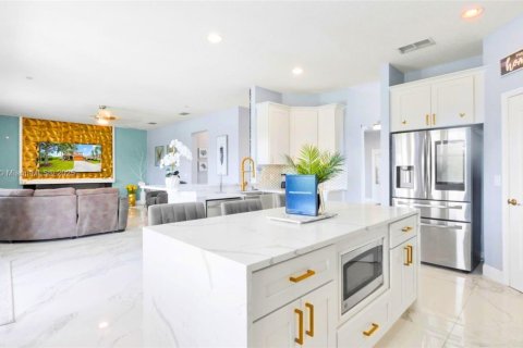 House in Davenport, Florida 5 bedrooms, 299.24 sq.m. № 1834457 - photo 10