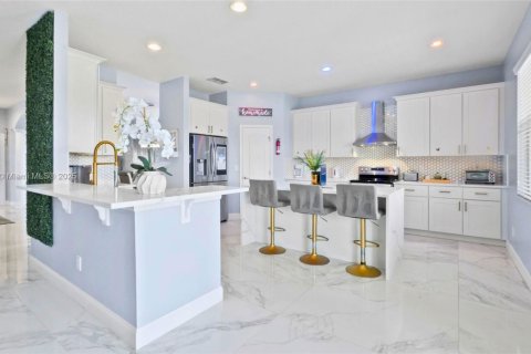 House in Davenport, Florida 5 bedrooms, 299.24 sq.m. № 1834457 - photo 9