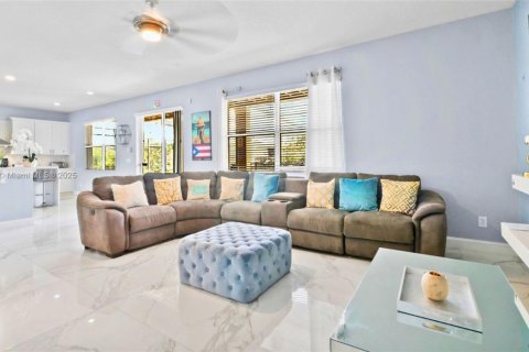 House in Davenport, Florida 5 bedrooms, 299.24 sq.m. № 1834457 - photo 12