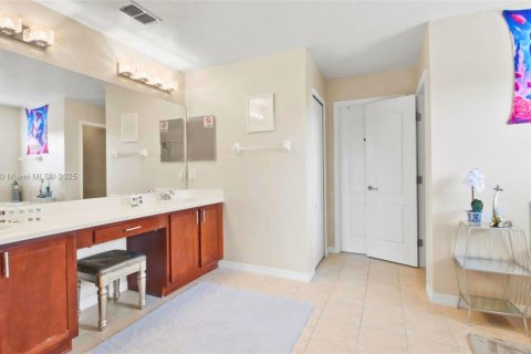 House in Davenport, Florida 5 bedrooms, 299.24 sq.m. № 1834457 - photo 16