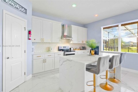 House in Davenport, Florida 5 bedrooms, 299.24 sq.m. № 1834457 - photo 8