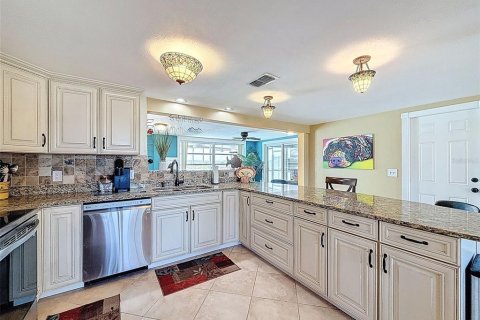 House in Hudson, Florida 2 bedrooms, 123.19 sq.m. № 1918684 - photo 15