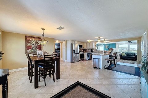 House in Hudson, Florida 2 bedrooms, 123.19 sq.m. № 1918684 - photo 8