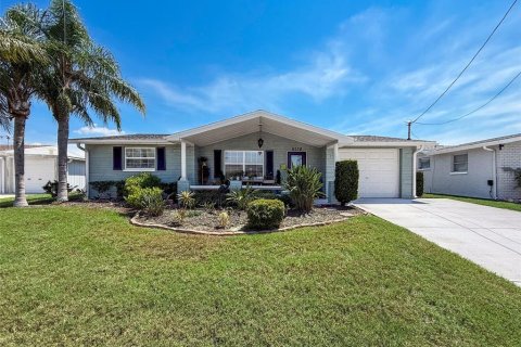 House in Hudson, Florida 2 bedrooms, 123.19 sq.m. № 1918684 - photo 1