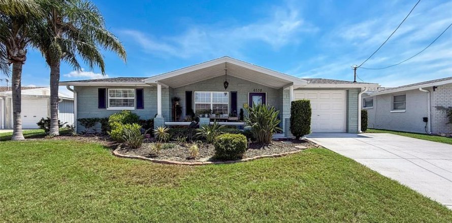 House in Hudson, Florida 2 bedrooms, 123.19 sq.m. № 1918684