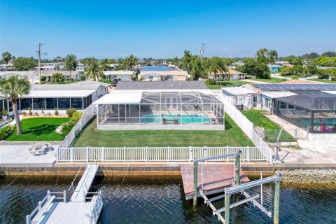 House in Hudson, Florida 2 bedrooms, 123.19 sq.m. № 1918684 - photo 2