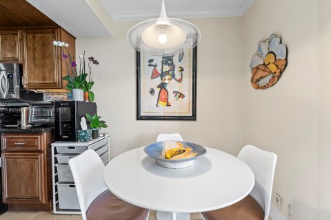 Copropriété à vendre à Miami, Floride: 2 chambres, 141.21 m2 № 1859149 - photo 10