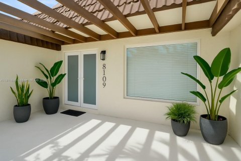 Casa en venta en Tamarac, Florida, 4 dormitorios, 132.29 m2 № 1968574 - foto 2