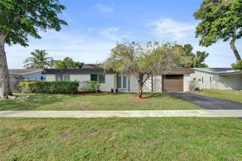 Casa en venta en Tamarac, Florida, 4 dormitorios, 132.29 m2 № 1968574 - foto 1
