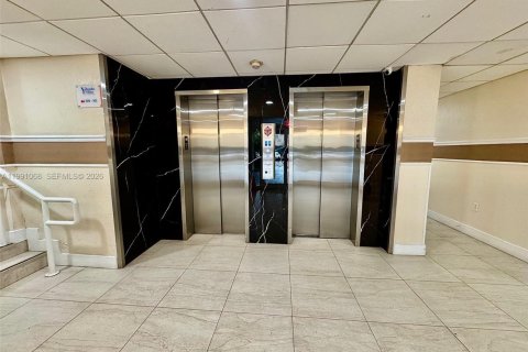 Condominio en alquiler en Miami, Florida, 1 dormitorio, 56.21 m2 № 2057579 - foto 12