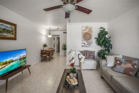 Condo in Saint Petersburg, Florida, 1 bedroom № 2122523 - photo 6