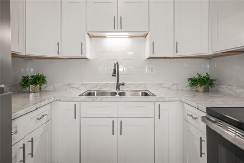Condo in Saint Petersburg, Florida, 1 bedroom № 2122523 - photo 10