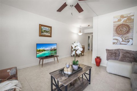 Condo in Saint Petersburg, Florida, 1 bedroom № 2122523 - photo 5