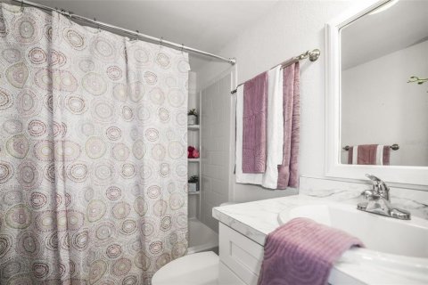Condo in Saint Petersburg, Florida, 1 bedroom № 2122523 - photo 12