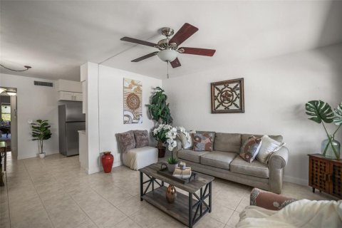 Condo in Saint Petersburg, Florida, 1 bedroom № 2122523 - photo 4