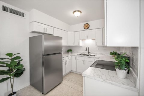 Condo in Saint Petersburg, Florida, 1 bedroom № 2122523 - photo 9