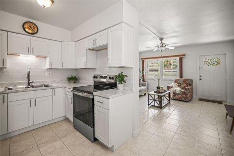 Condo in Saint Petersburg, Florida, 1 bedroom № 2122523 - photo 11
