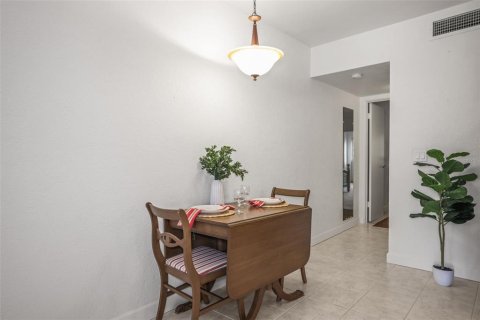 Condo in Saint Petersburg, Florida, 1 bedroom № 2122523 - photo 7